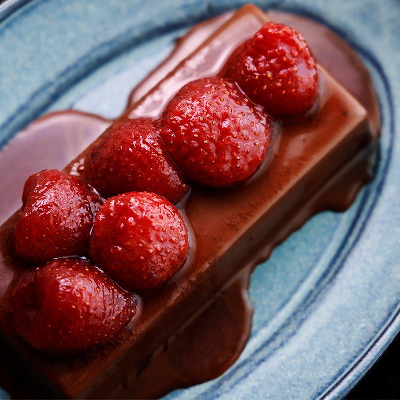 ショコライヒ」紅い雫ソースのチョコテリーヌ｜ハーベスト