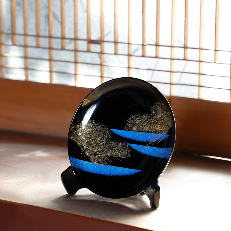 飾盛皿 青に松沈金〈大藤漆器店〉
