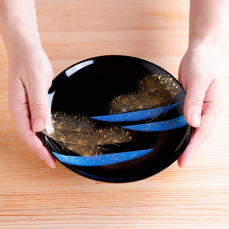 飾盛皿 青に松沈金〈大藤漆器店〉 – ハーベスト