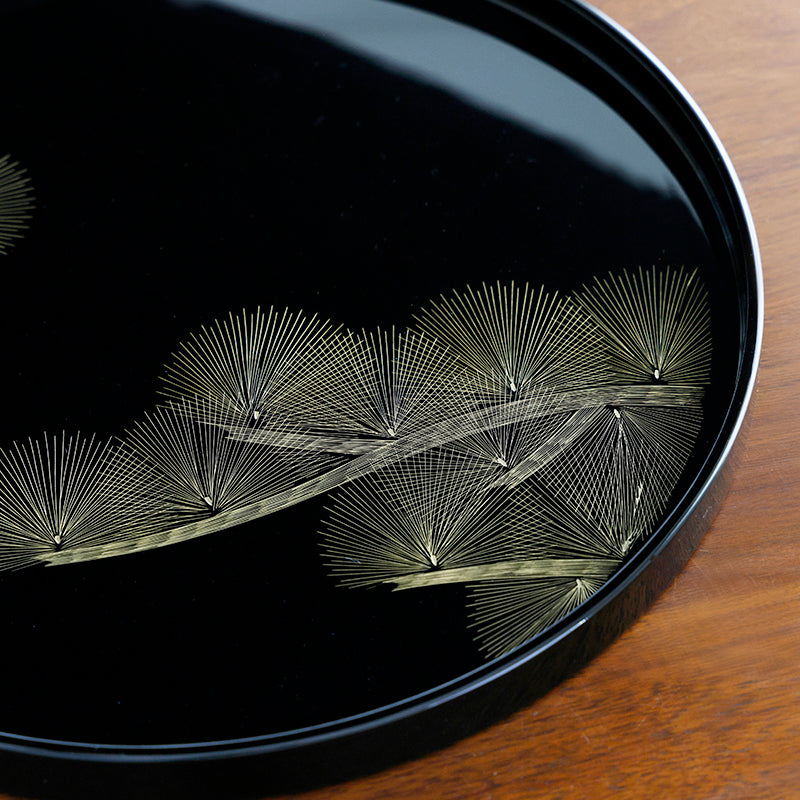 輪島塗 八井珠蔵 朱塗 裏黒塗 沈金結び松 丸盆 5客 共箱 輪島塗 八井珠蔵 朱塗 裏黒塗 沈金結び松 丸盆 5客 共箱 - メルカリ